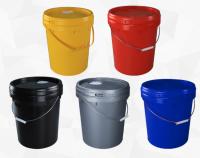 Des seaux en plastique de 5 gallons avec un couvercle et une capacité de 20 litres pour les solutions de stockage d'eau