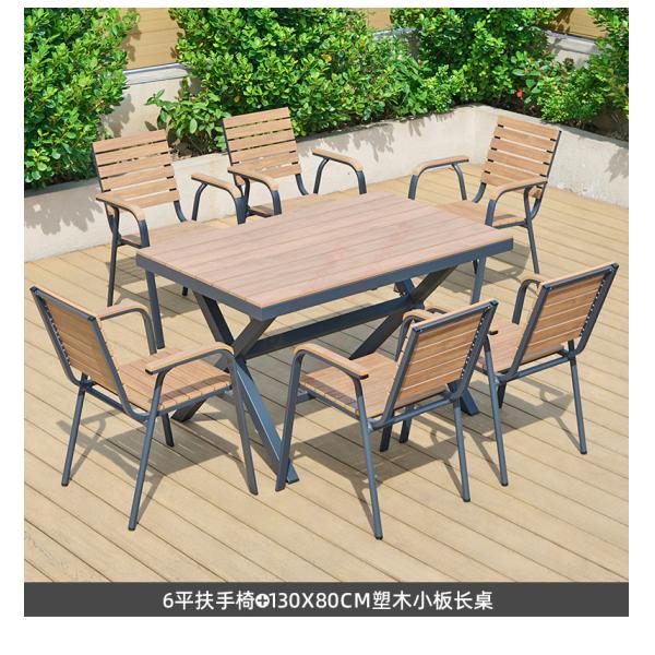 Tableau et chaises en WPC (composite bois-plastique) pour l'extérieur: imperméables à l'eau, au soleil et aux intempéries pour les jardins, les patios, les balcons et les terrasses.