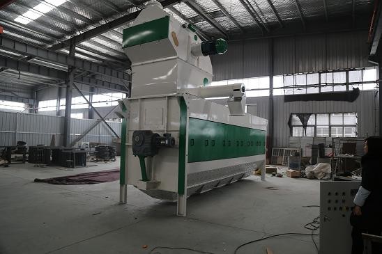 Machine de nettoyage de séparateur rotatoire de maïs