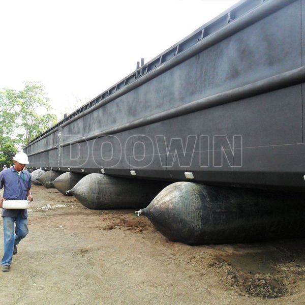 Boudins pneumatiques en caoutchouc synthétique pour levage maritime de charges lourdes