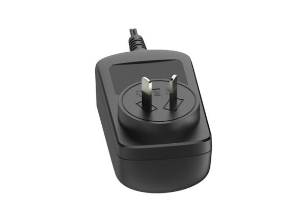 l'adaptateur noir de courant alternatif D'universel de 24V 1.5A 36W avec branchent la connexion