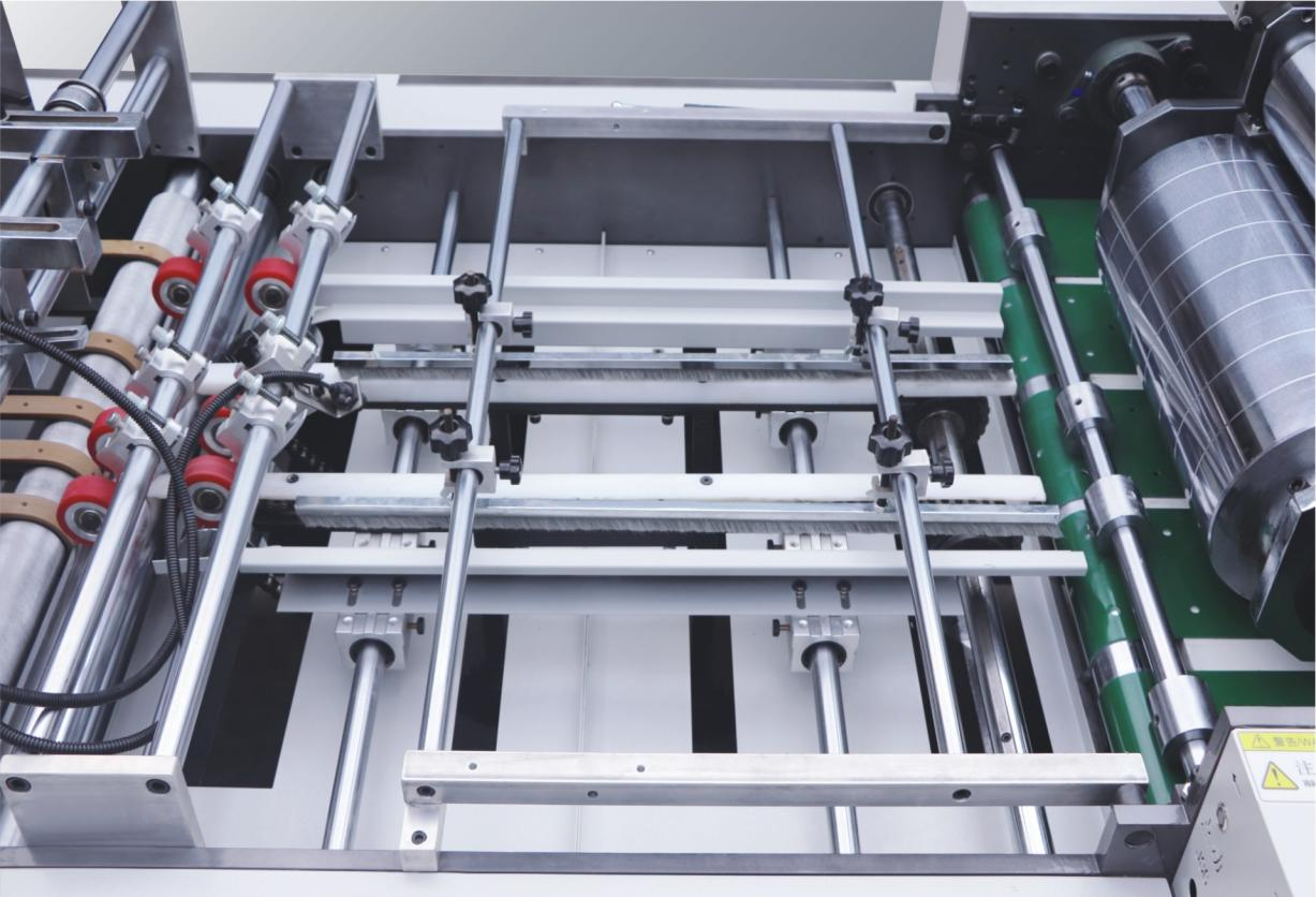 Flat Type Window Patching Machine For Diverse Packaging