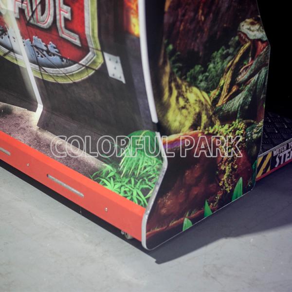 2 pessoas que disparam no dinossauro de Arcade Machines Jurassic Game Console para o adulto interno