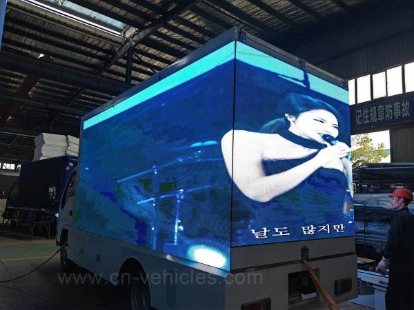 Isuzu LED Advertising Vehicle And Display Truck , Mobile LED Billboard Advertising Truck