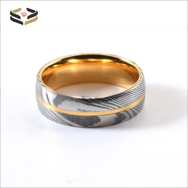 Anillos de acero Damasco polaco con núcleo de tungsteno dorado con ranuras.