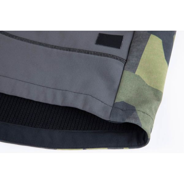 Men's Wind-Resistant Camouflage Hunting Jacket with Thermal Knit Lining and Geometric Camo Print