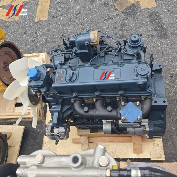 Kubota V3300-DI-ES02, un motor diésel de cuatro cilindros, vertical, enfriado con agua.