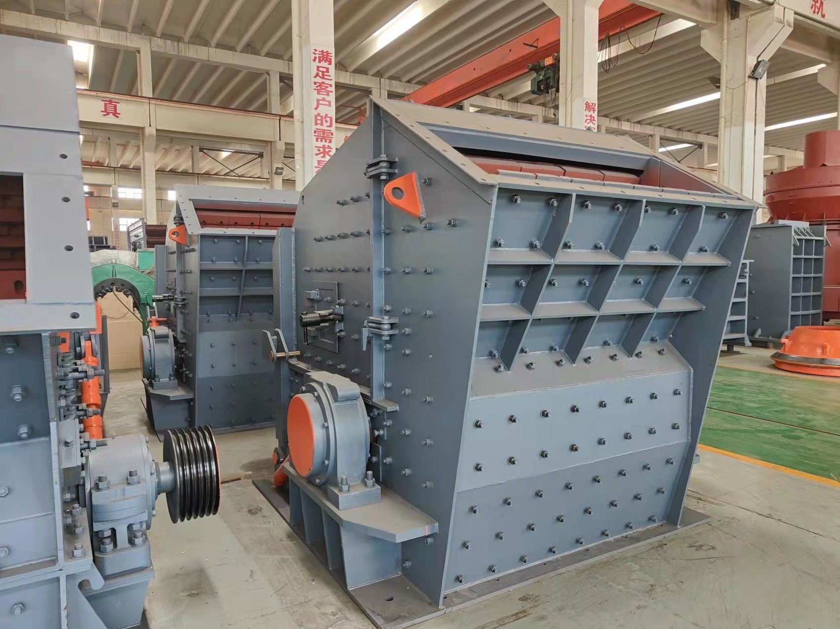 Under Technical Guidance Installation 50-300 T/H Limestone Granite Impact Crusher