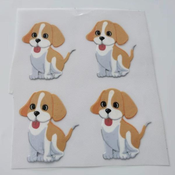 As imagens brilhantes dos desenhos animados do teste padrão passam etiquetas da transferência térmica do silicone para a roupa das crianças
