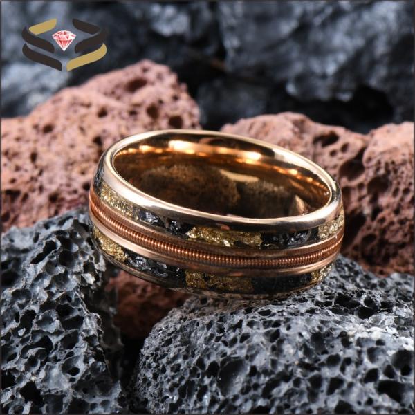 Anillo de la banda de boda de tungsteno para hombres 8mm Oro rosa con tripla guitarra de cuerdas de canal Meteorito de oro incrustación de papel