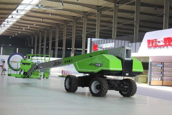 Green Articulating Boom Lift Working Height 16m For Airport Building