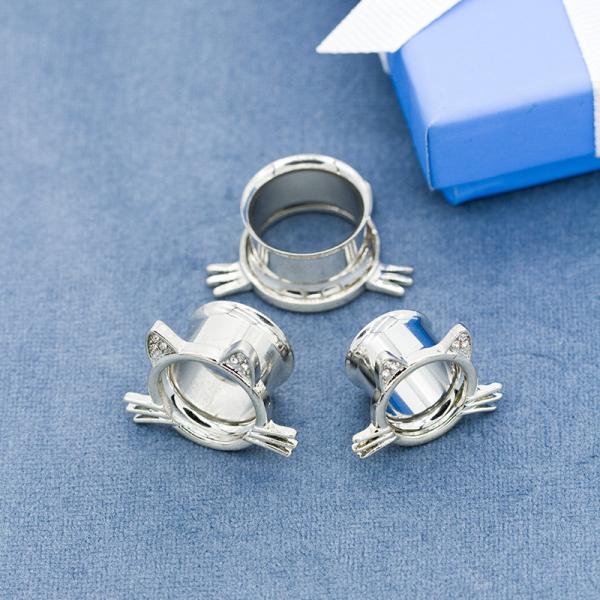 A tomada de aço inoxidável da orelha 304 escava um túnel o ODM de prata do OEM de Cat Small Gauge Earrings