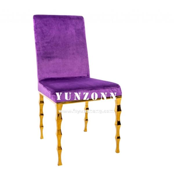 Une élégante chaise de banquet en velours noir avec des jambes en bambou