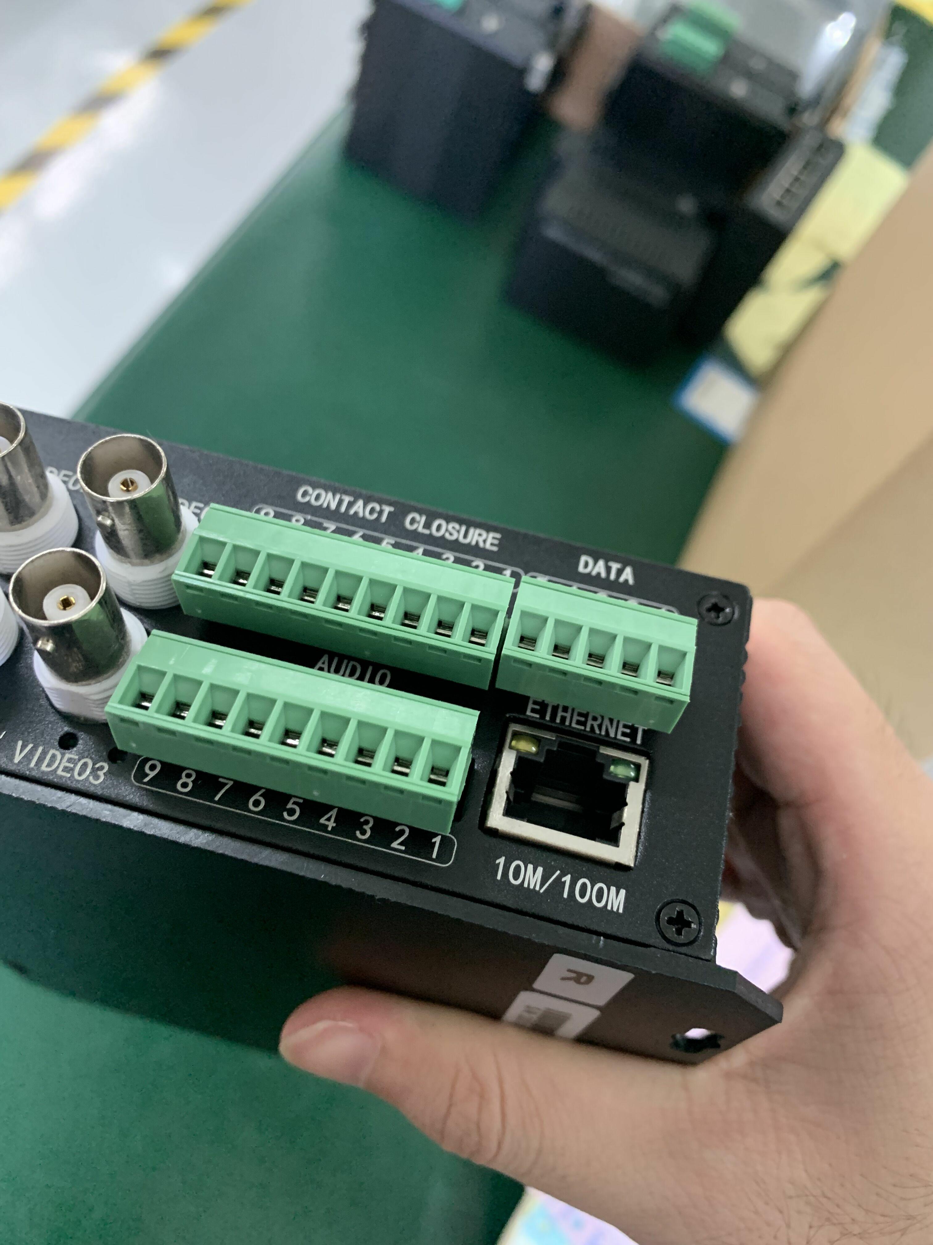 4 порта AV сбалансированный аудио Ethernet видео медиа преобразователь DC5V ST волокно