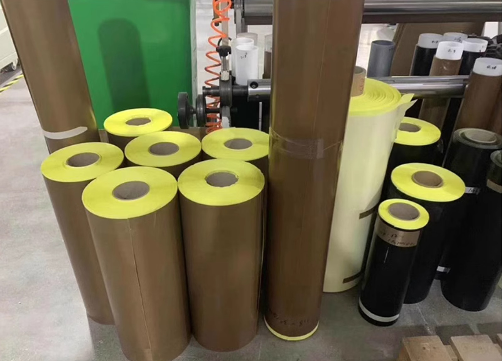 High Temperature Resistant PTFE Coated Fiberglass Fabric with 200%-320% Elongation At Break and Non Stick Surface