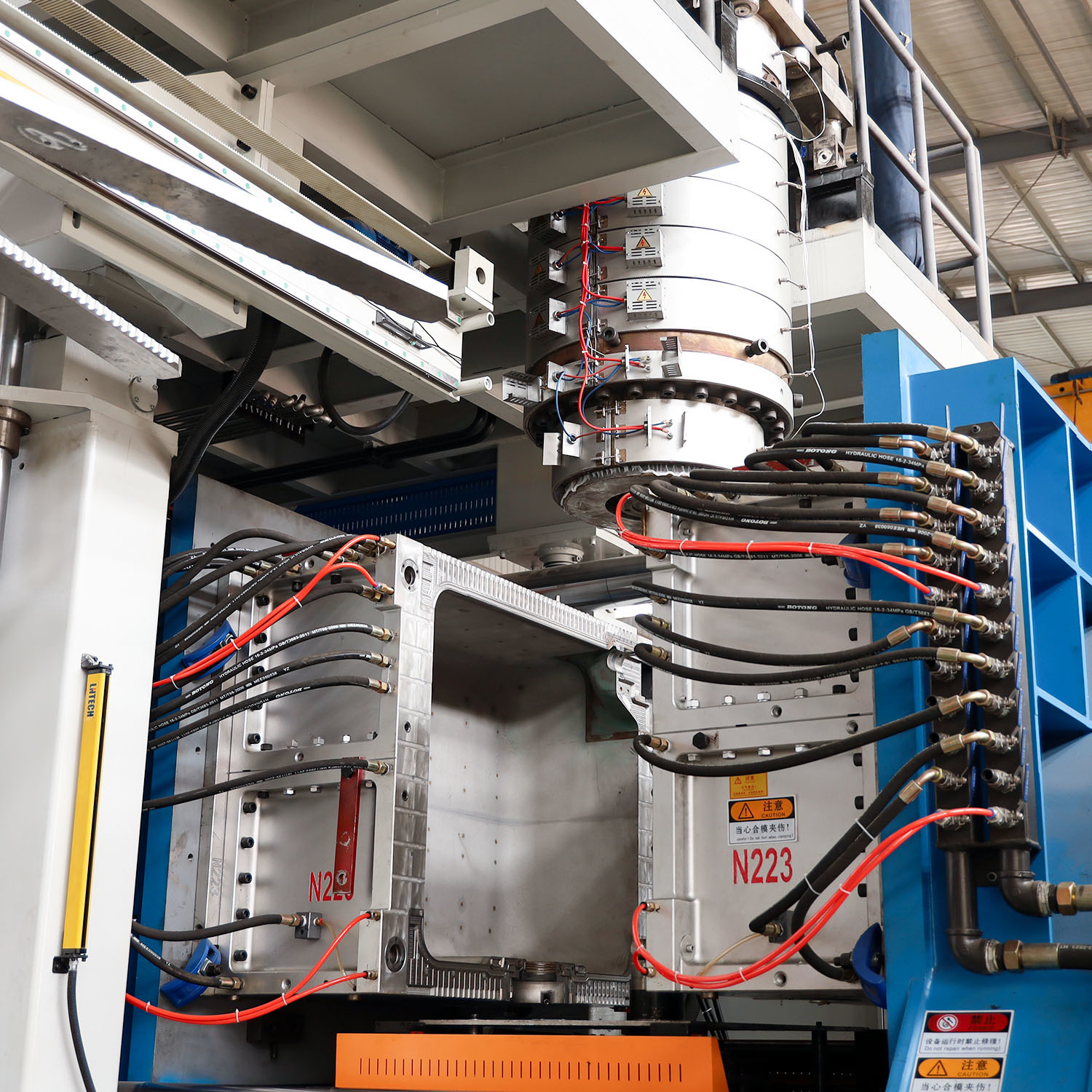 Huayu 6000L 4‑Layer Accumulator‑Type Blow Molding Machine