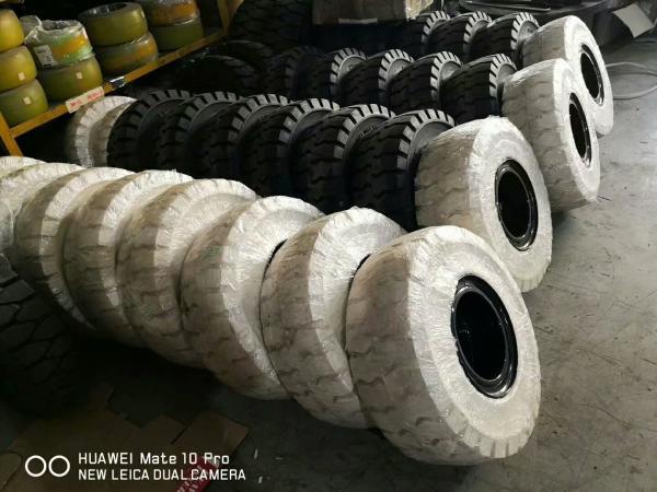 Solid Forklift Tires 10 - 28 Forklift Spare Parts Low Speeding High Pressure Performance