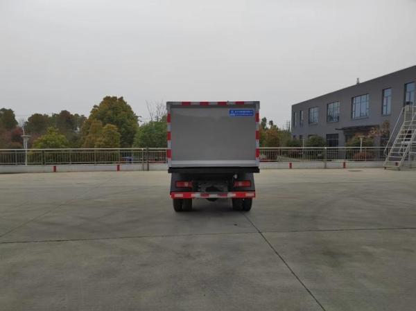 Self Loading Self Discharging Garbage Truck Powered by Pure Electric