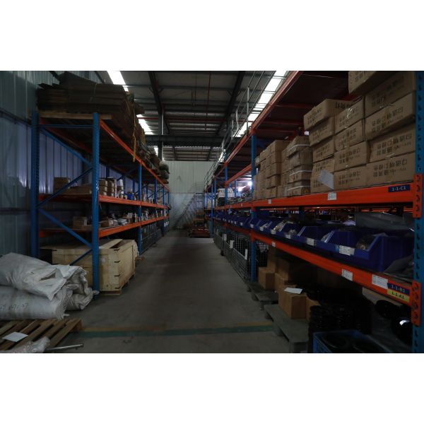 Universal Rear Warning Arrow Light for Sprinkler/Sweeper Trucks: Yellow Light + Pedestrian Alert, Ensures Operation Safety