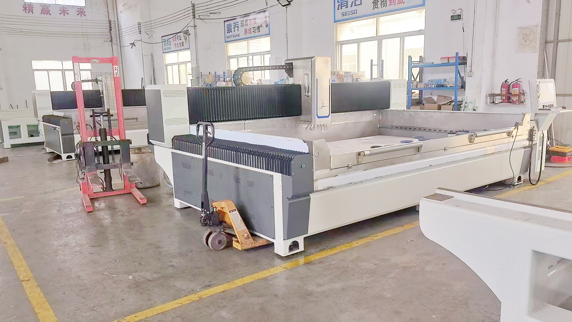 High-speed Glass CNC Processing Center With Three Axes, Used For Mirror Polishing, Edge Grinding, And Drilling.