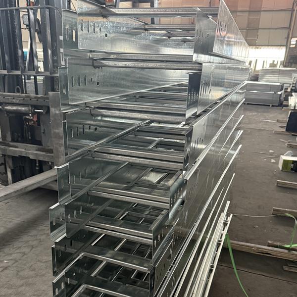 Chemin de câbles en métal revêtu de poudre, de type canal, galvanisé à chaud