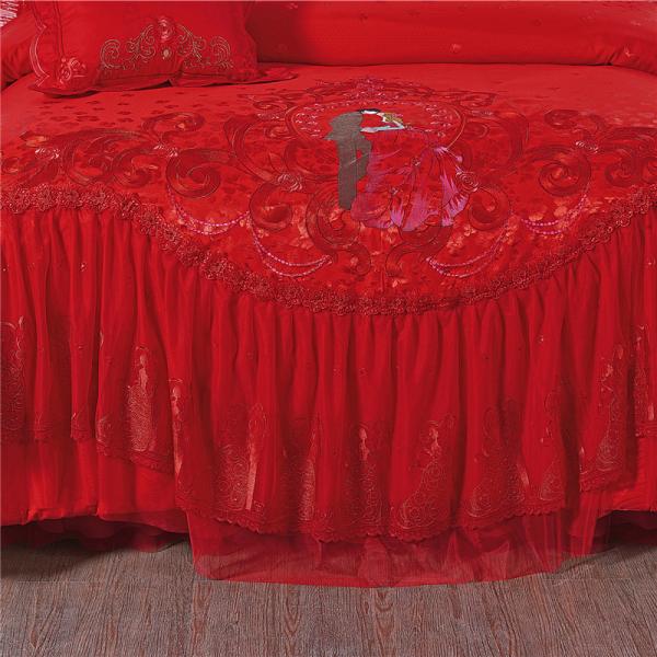 Un ensemble de lit de mariage de luxe en quatre pièces avec couette imprimée et feuille de couette 100% coton