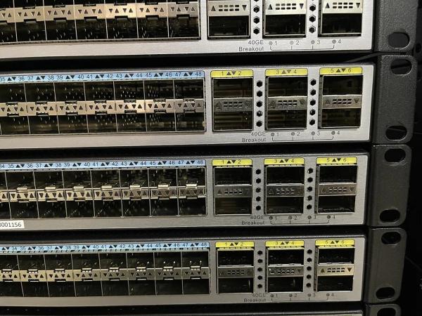 48 ports Commutateur Ethernet industriel CE6851-48S6Q-HI avec mode de communication Full-Duplex Half-Duplex et taille personnalisée
