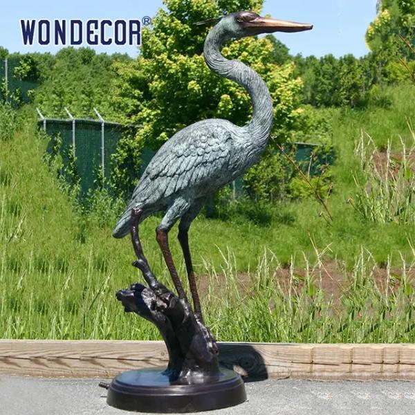 В натуральную величину птица металла открытого сада Красно-увенчала скульптуру крана бронзовую