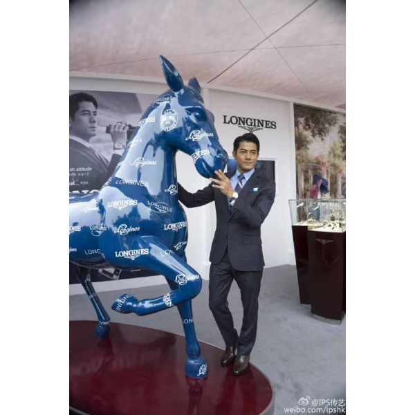 FRP (Fiberglass Reinforced Plastic) Balloon Horse Sculpture: A Decorative Sculpture Clearly of the Same Style, Used as a IP Event Installation, Landscape Ornament, and Decoration for Bars and