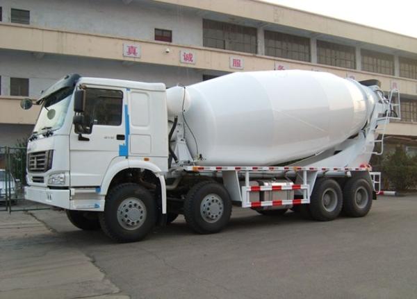 HOWO 9cbm Concrete Mixer Truck 371 HP With Eton Mixer Pump White