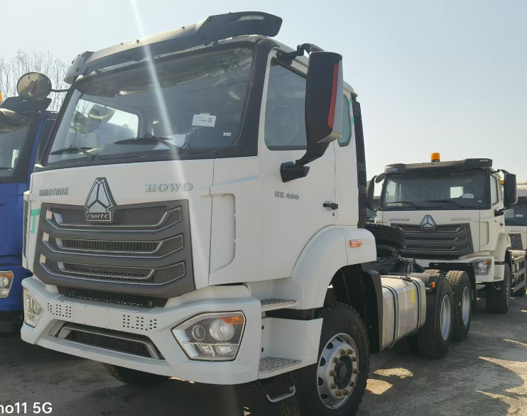 6900x2550x3250 Mm Tractor Truck Euro 2 Emission Standard Built to Withstand Harsh Road Conditions and Heavy Freight Loads