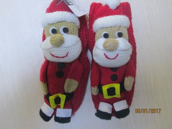 Knitted flooring socks--100% acrylic yarn--Christmas gifts--girls and boys--with slip dot