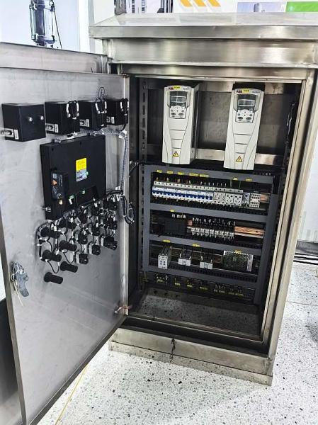 Armoire de commande à fréquence variable PLC personnalisable pour diverses applications industrielles
