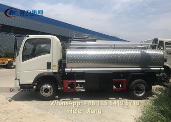 Caminhão de petroleiro de aço inoxidável da água de Sinotruk HOWO 4x2 RHD 5000L