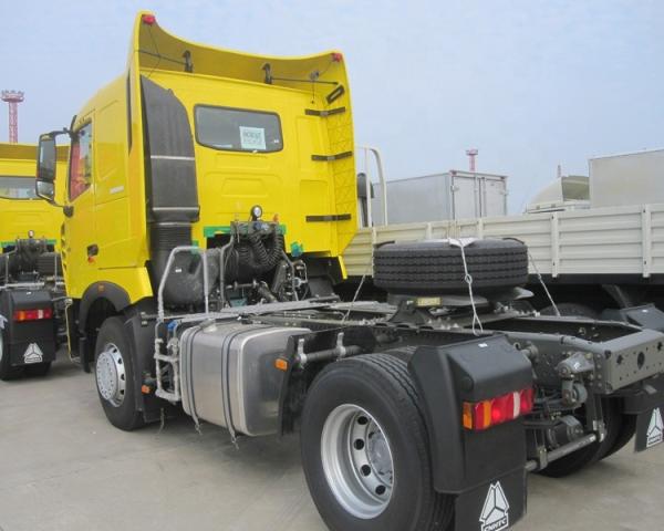 300LタンクHowo A7のトラクターのトラック4×2のCamionのユーロ2のディーゼル燃料のタイプ