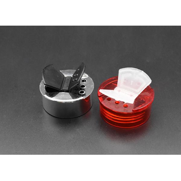 Высокое белое стеклянное пустое стекло раздражает округлую форму шейкеров соли и перца