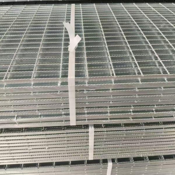 Large output, wide application range and long life of steel grating