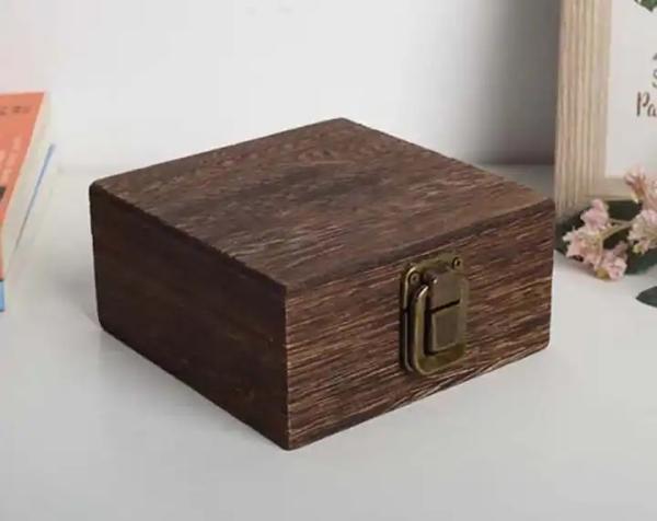 Une boîte à bijoux en bois très pratique.