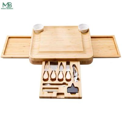 Tabuleiro de queijo de bambu com caixote de faca