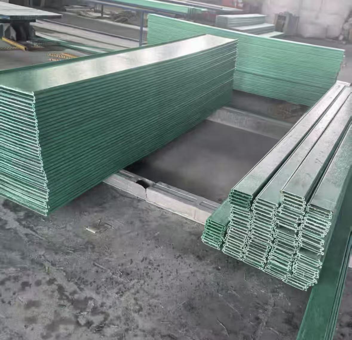 Corrosion Proof 200mm X 100mm FRP Cable Support Tray With Protective Cover