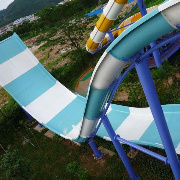 Tamanho personalizado Equipamento de parque aquático Fibra de vidro Grande escorrega de água Boomerango Adequado para resorts de férias