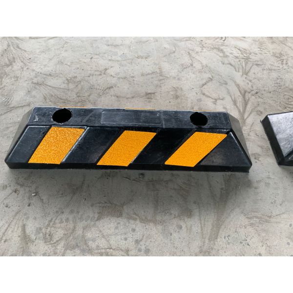 Yellow Roadsafe Car Speed Bump Reflective Wheel Stopper Car Stop Rubber Parking Lot 55*10*15cm Ramp Hump Stopper