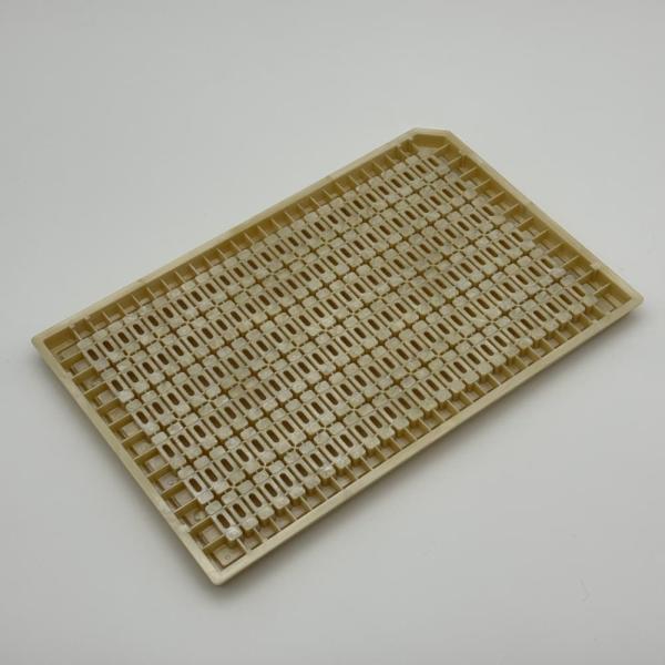 高品質のPEI天然色半導体チップロードトレイ マトリックスQTY 6*26=156 PCSチップトレイ