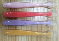 Cuillère réutilisable d'alimentation de bébé de moulage par injection de silicone de 2 couleurs
