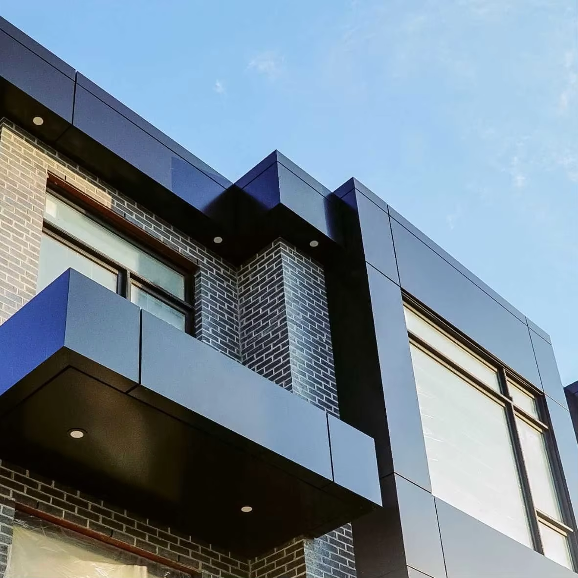 Panneau composite en aluminium gris foncé avec décoration à prix compétitif 3/4/5MM 1,22*2,44m