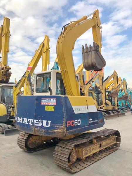 Excavadora Komatsu PC60 com capacidade de balde de 0,37m3 e motor Cummins