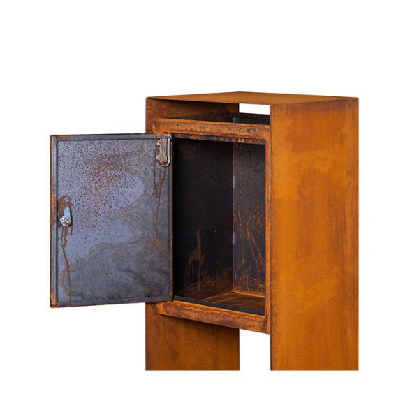 A caixa postal de aço contemporânea moderna da paisagem de Corten oxidou pre