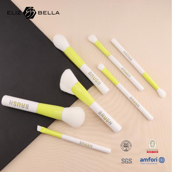 Obtenez sans effort un look professionnel avec les poils plus denses du Beauty Needs Travel Brush Set
