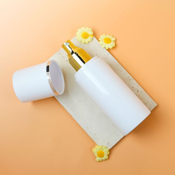White Eco-friendly Recyclable PET Plastic Spray Bottle with Interchangeable Pump System and Lightweight Design for Cosmetic Packaging