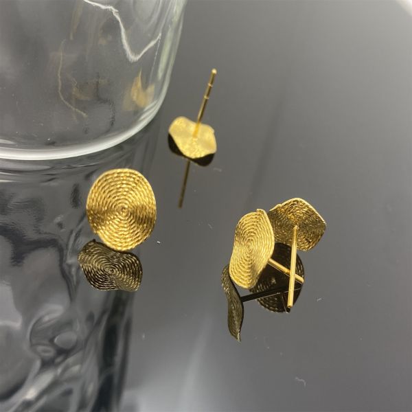 Pequeños aretes de oro de 18 caratos